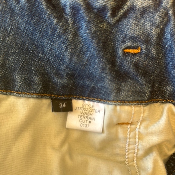 Stylish Blue Wide-Leg Jeans with Button Detail - Picture 8 of 8